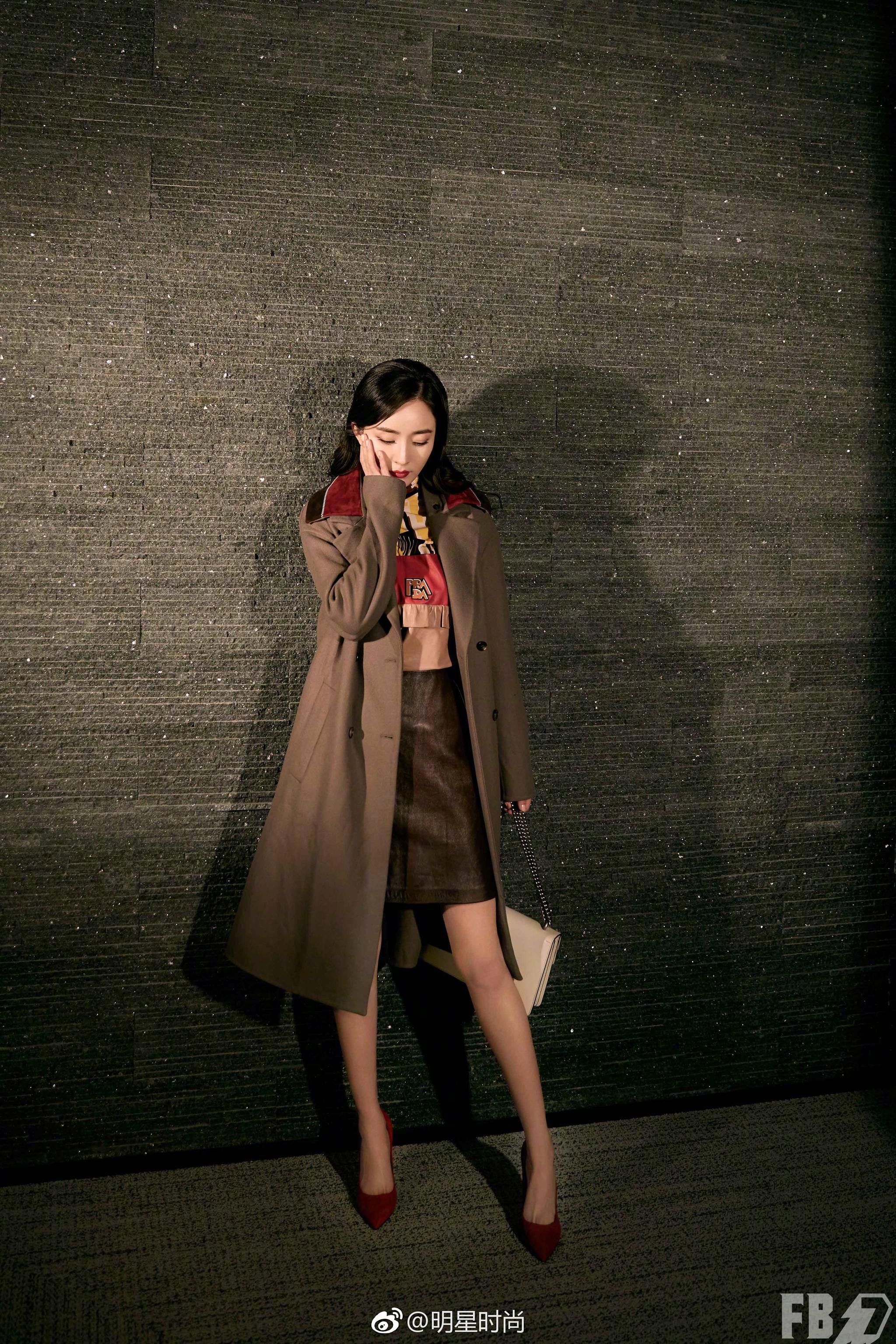 杨幂时尚街拍来袭,她身着棕色大衣搭配链条包干练有型