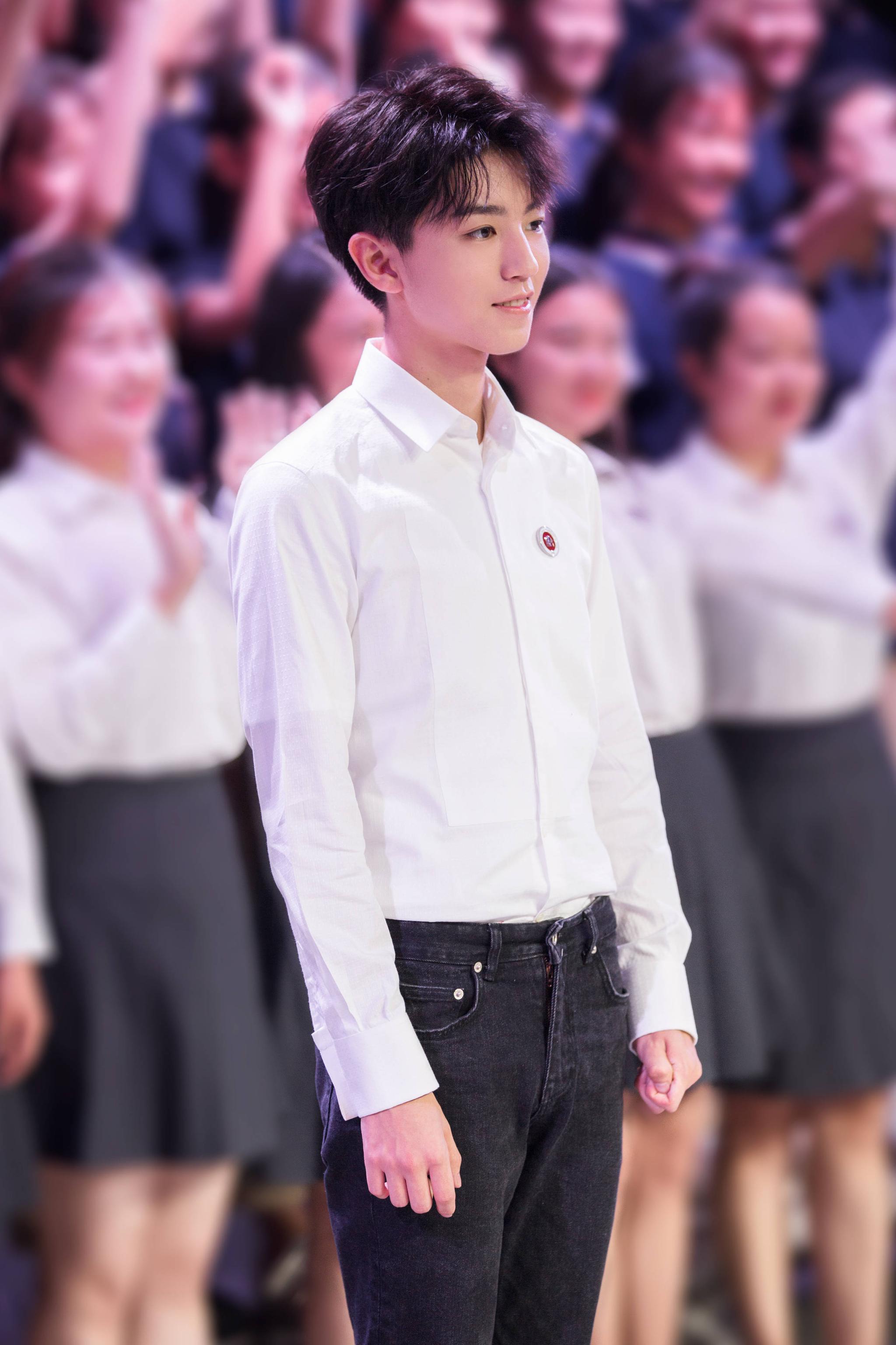 王俊凯昨天结束的成人礼，就是传说中“别人的18岁”_时尚_环球网