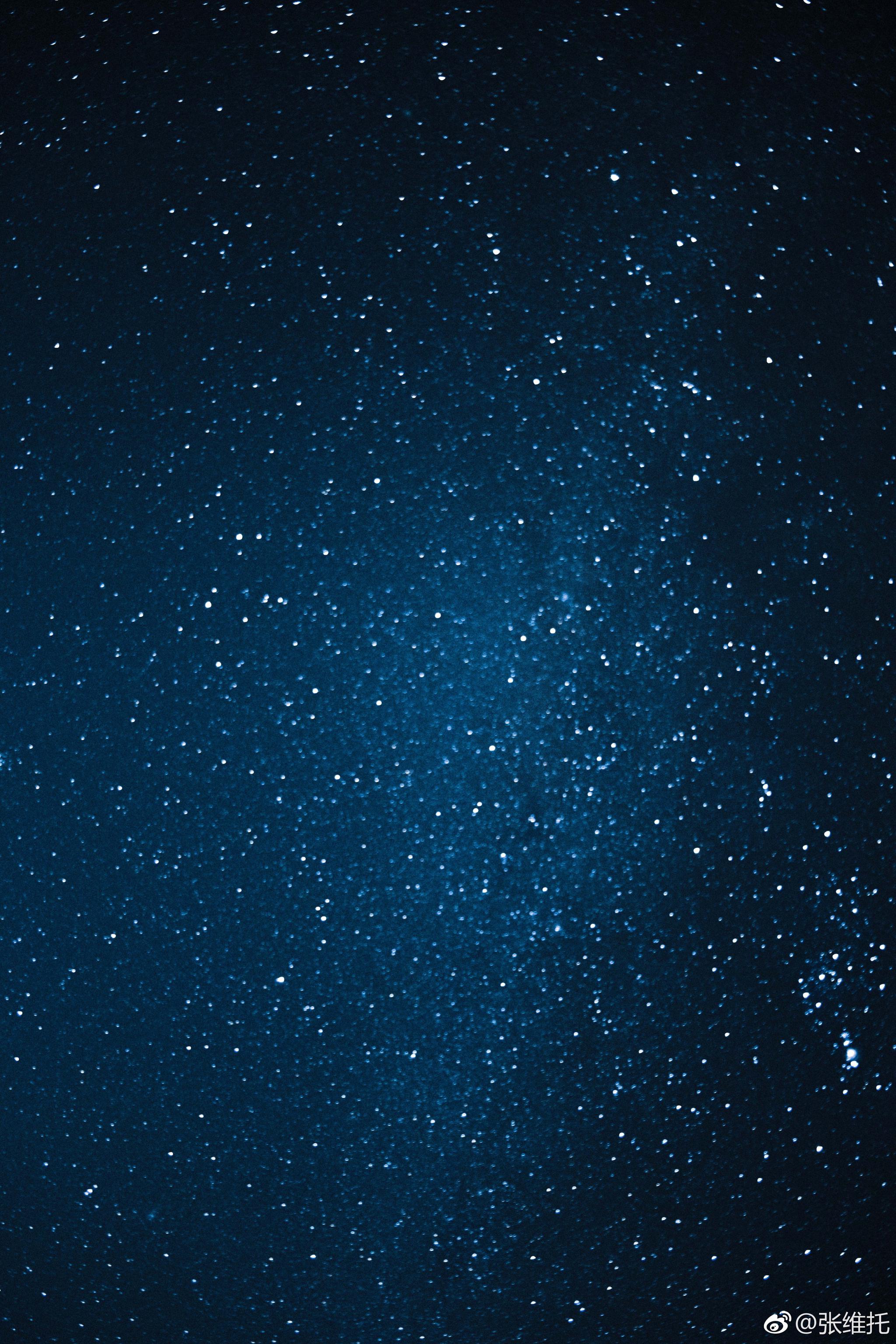 “细数繁星闪烁,细数此生奔波,原来所有所得所获不如一夜的星空