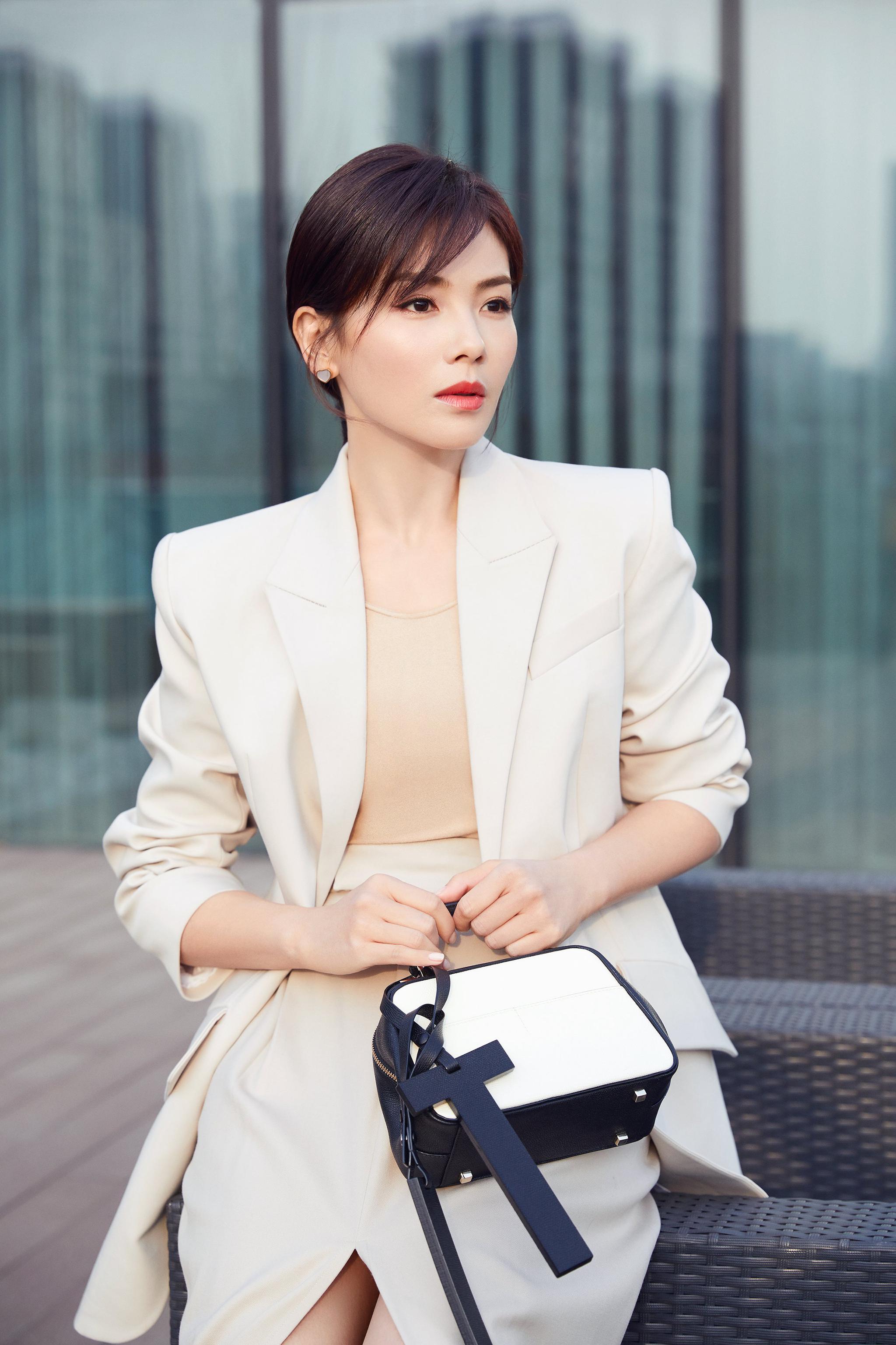 刘涛一款短发搭配一条白色条纹连衣裙，减龄又时尚，美得不像话_发型