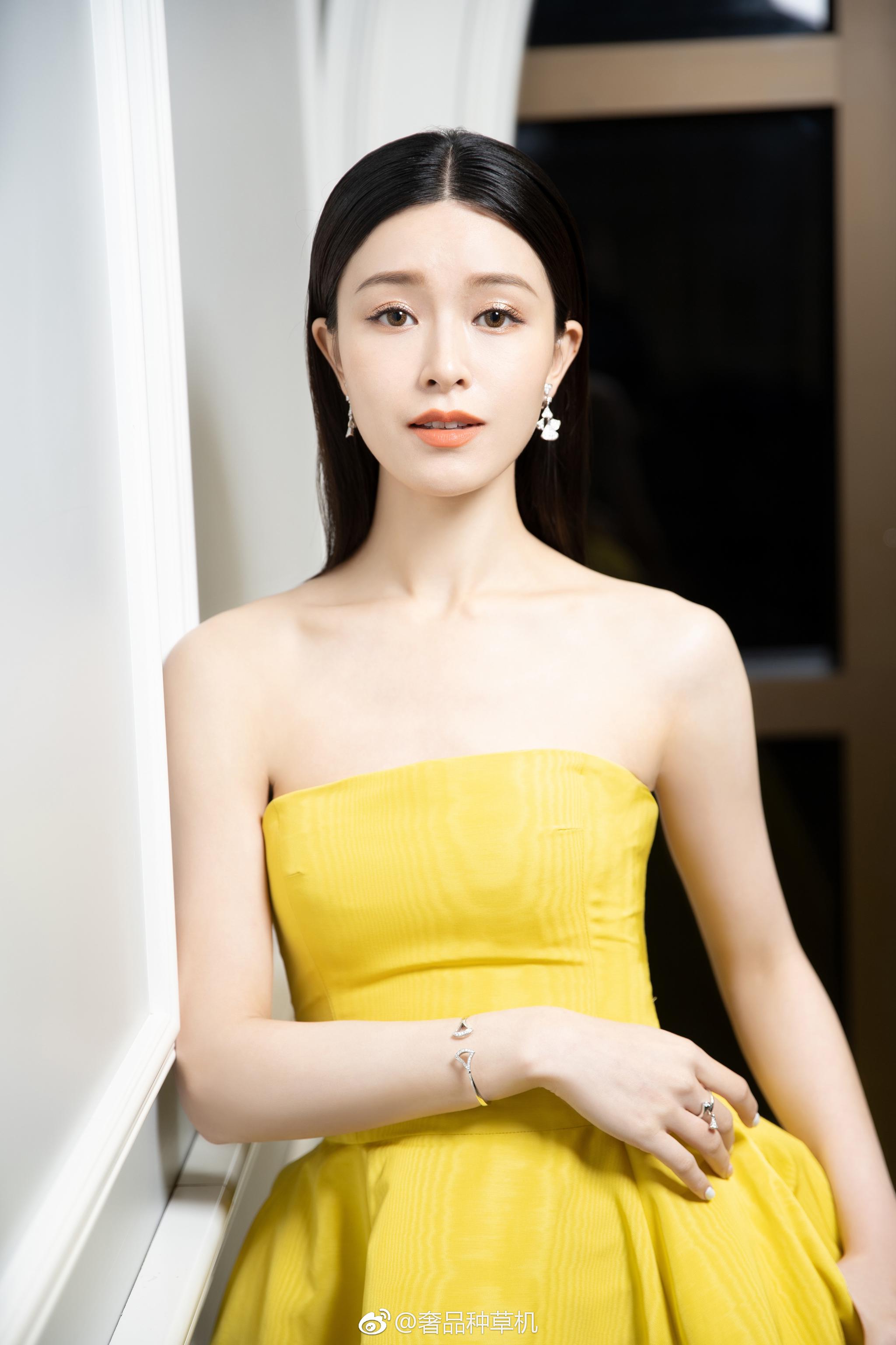 文咏珊身穿oscar de la renta黄金礼服,现身第38届金像奖