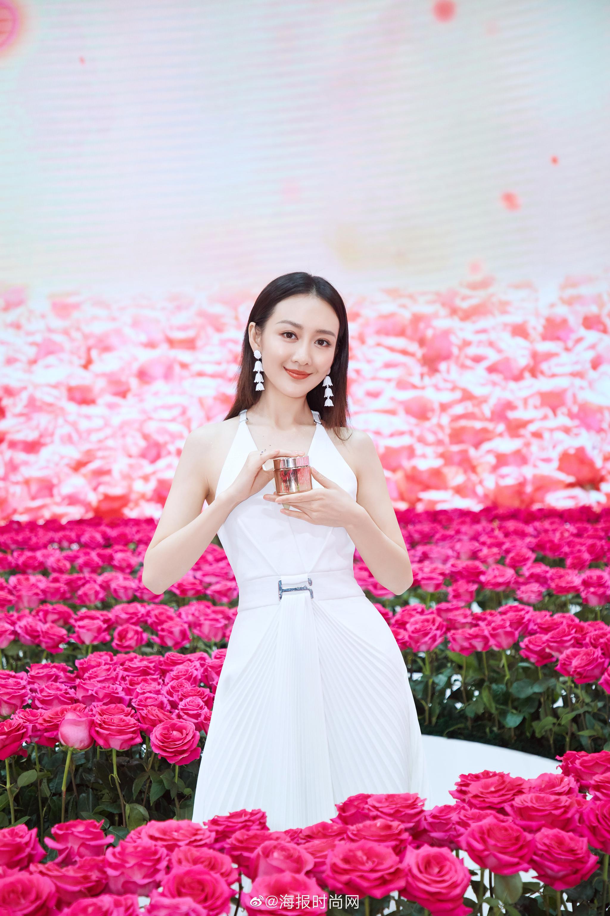 王鸥angel 受邀出席某品牌展,一袭白色百褶长裙精致亮相活动现场