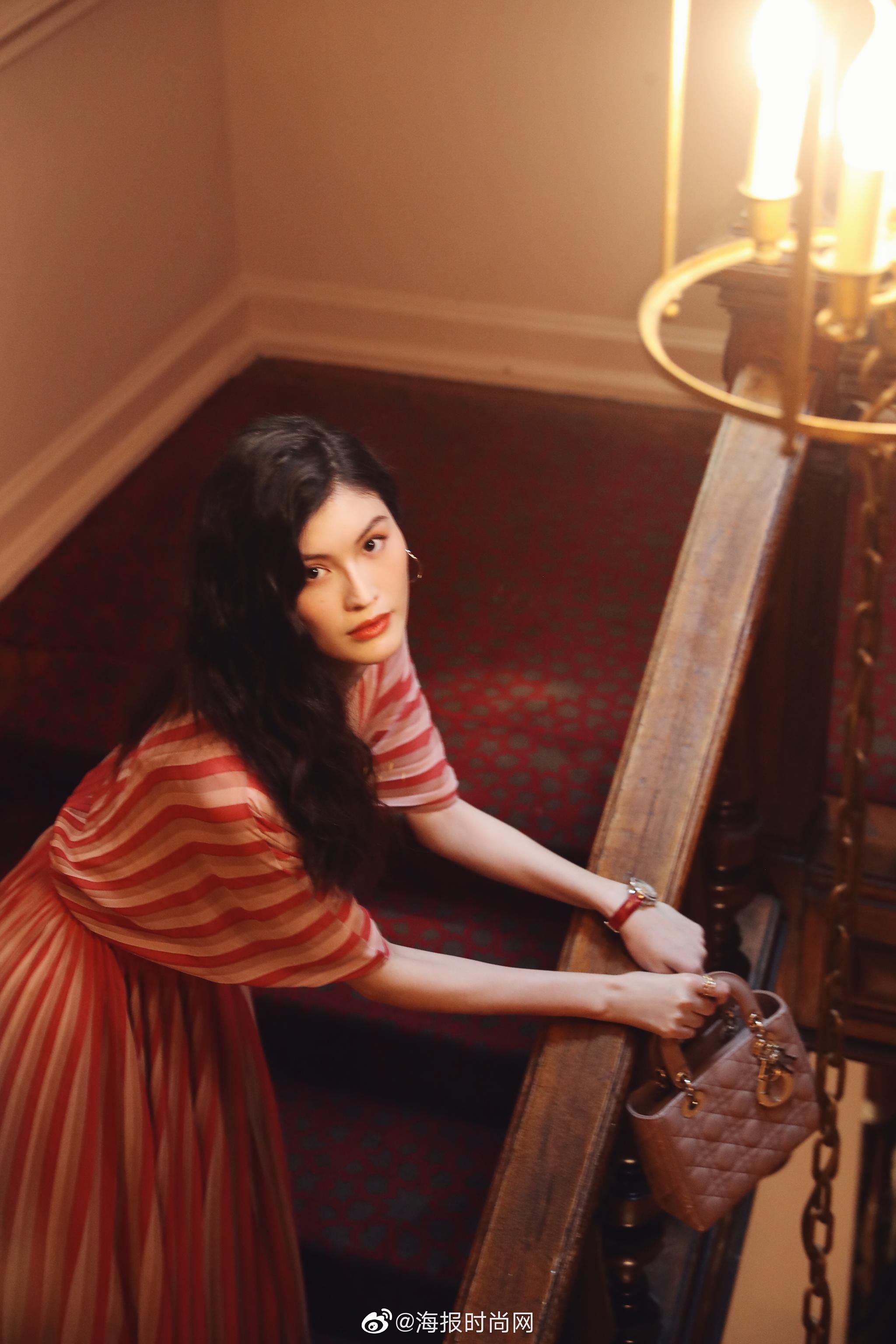 何穗受邀亮相02秀场俏丽卷发搭配粉嫩条纹裙装浪漫文艺