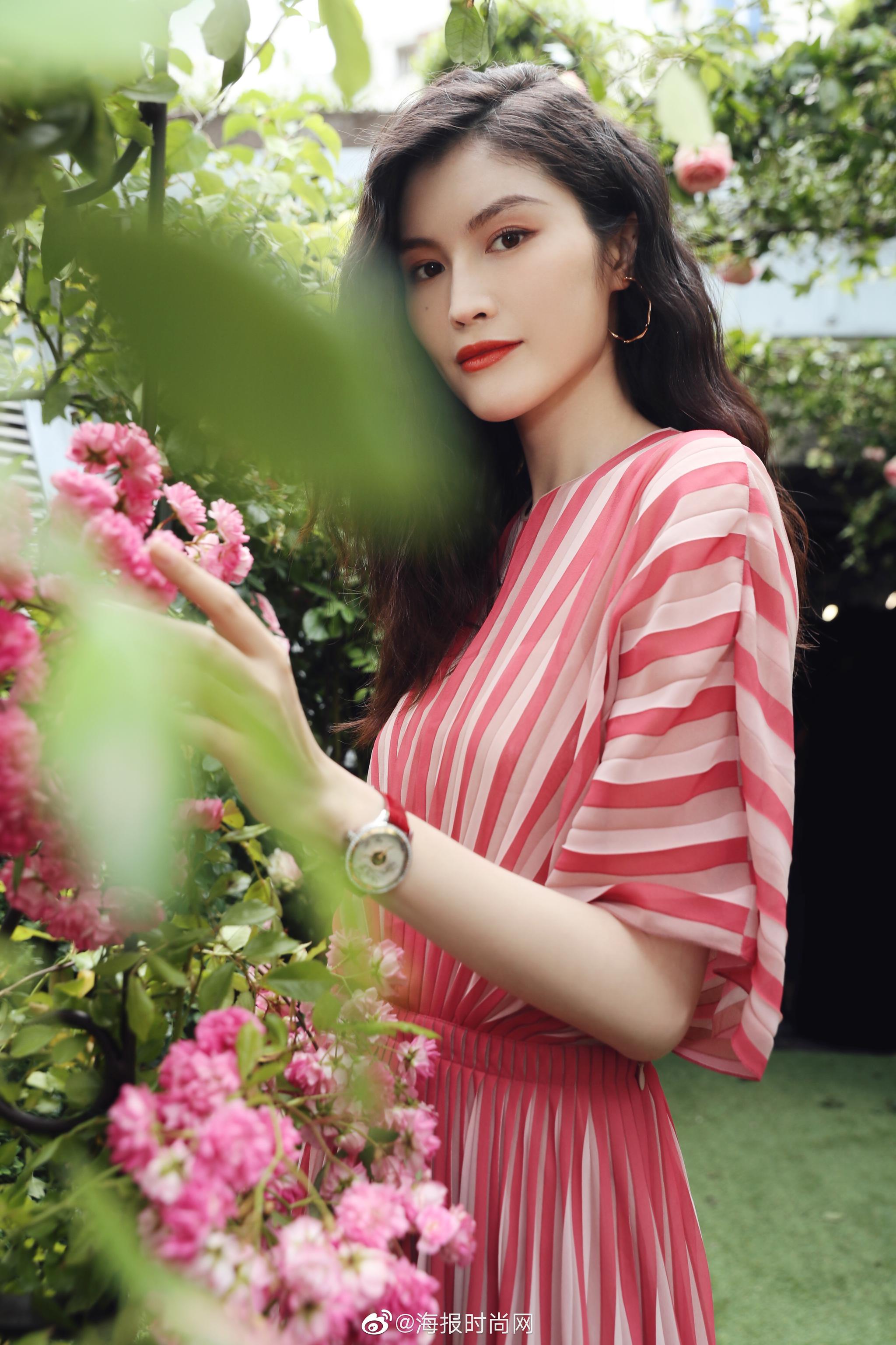何穗受邀亮相02秀场俏丽卷发搭配粉嫩条纹裙装浪漫文艺