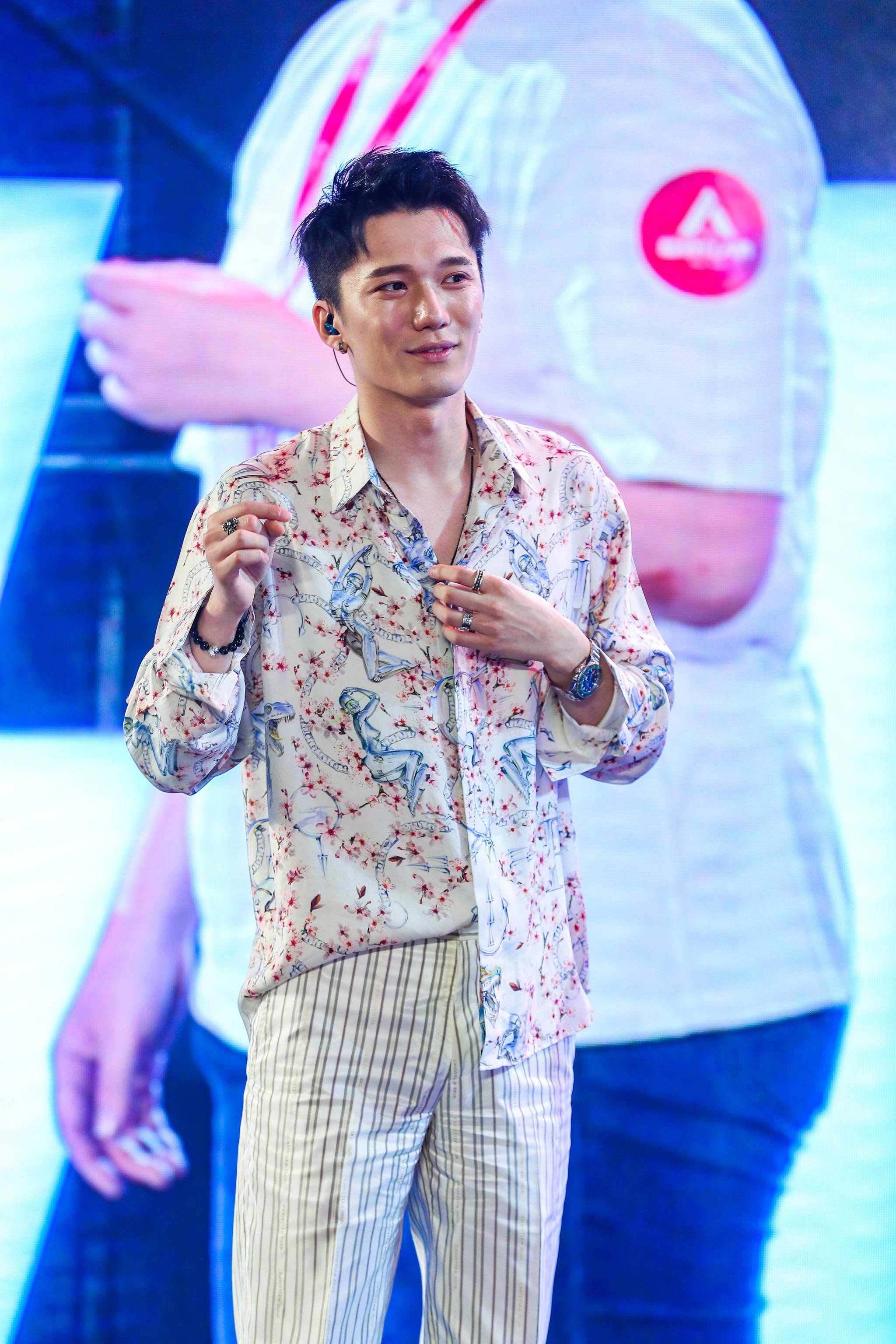 2019 大v见面会幽默逗比的阳光男神——@louis李星潭 一首《逆战》