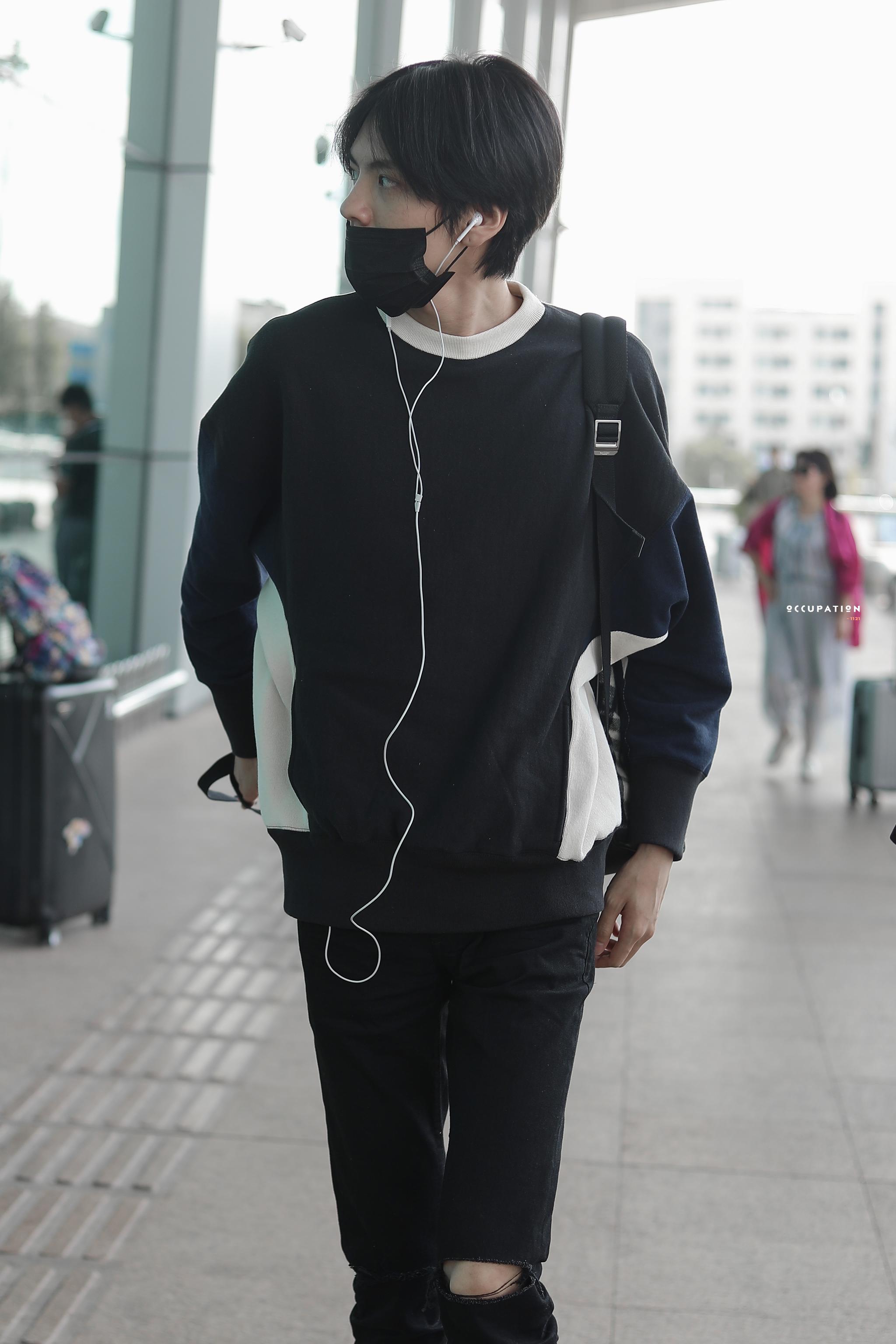 毕雯珺机场路透 大连北京 今日份一身黑色look 格子双肩包的毕学