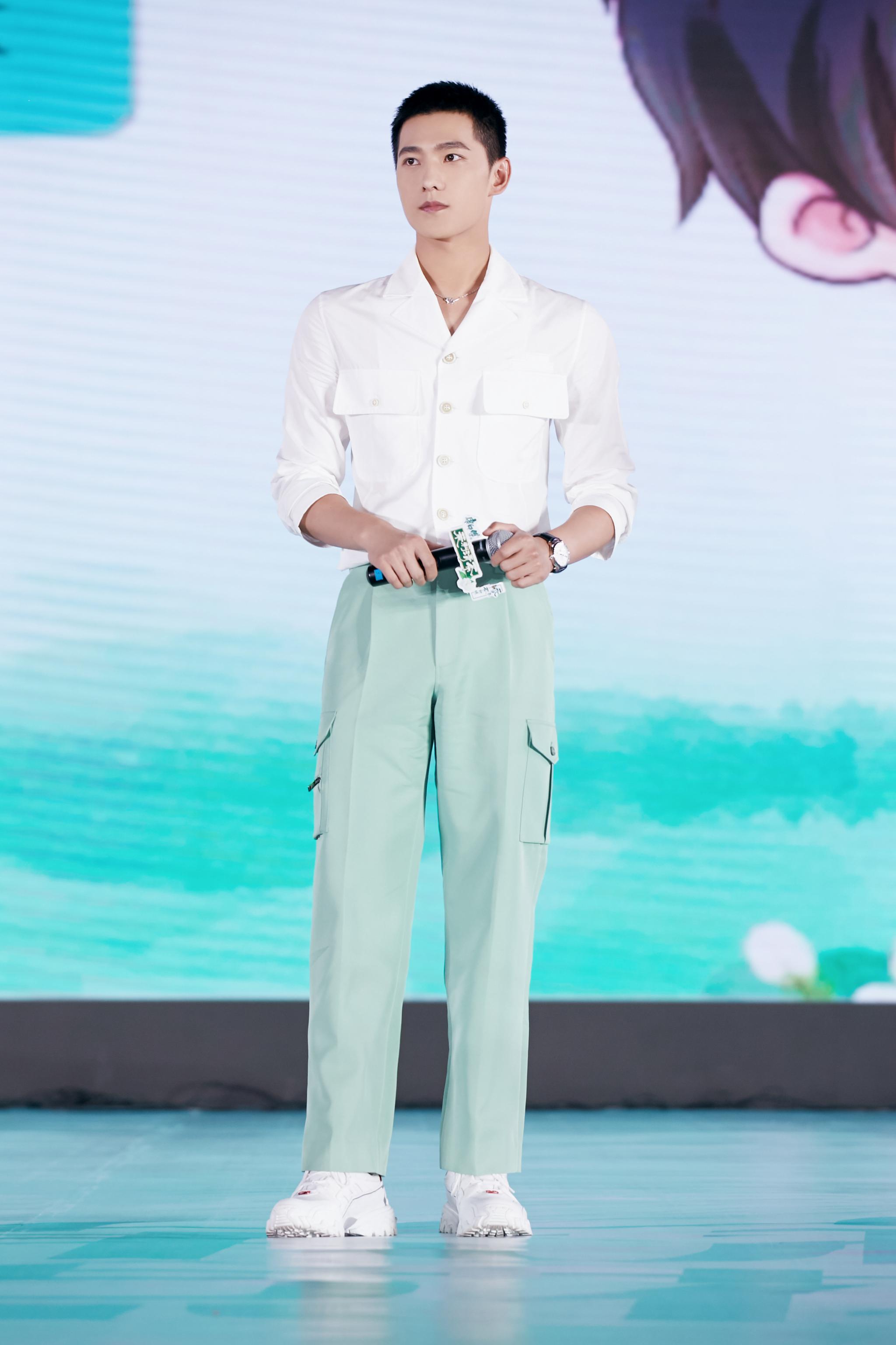 杨洋带着他的工装穿搭和绝美侧颜来了