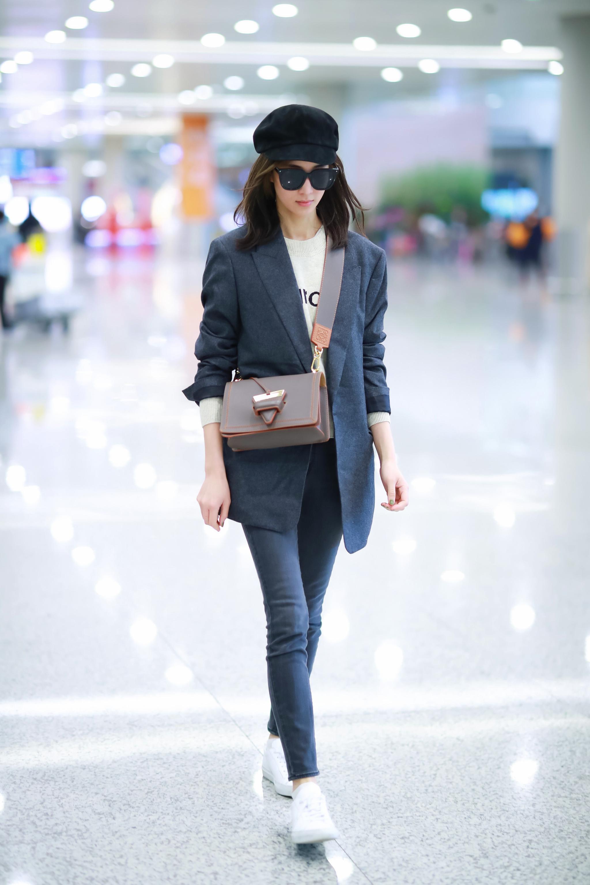 张钧甯机场look,深灰色西装 白色毛衣