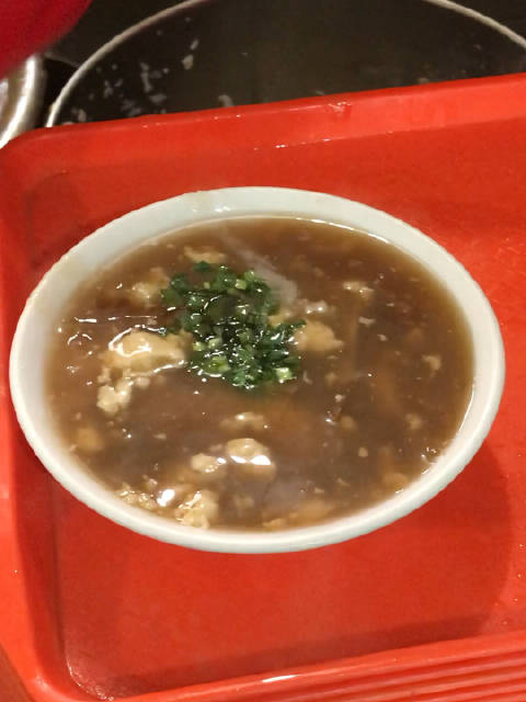 保定徐水驴肉店这个大锅看起来像胡辣汤,其实是豆腐脑,两块钱一碗