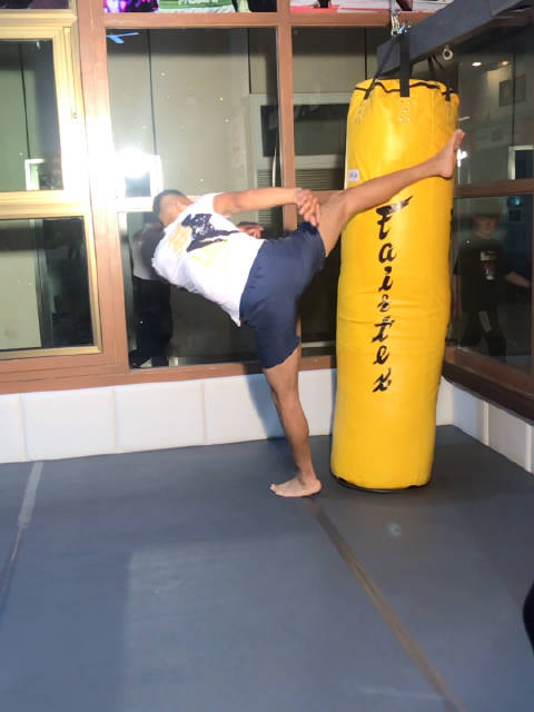 中国两米巨人董泰山的高扫腿!这个高度我望尘莫及了.