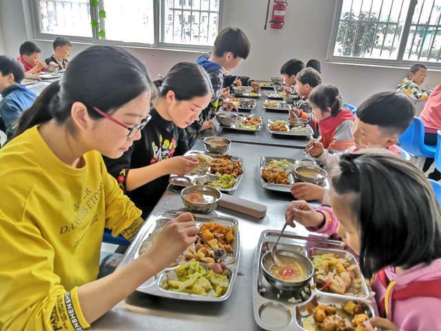 集乡中心小学除校长,班子成员,教师等陪餐外,还安排学生家长陪餐制度