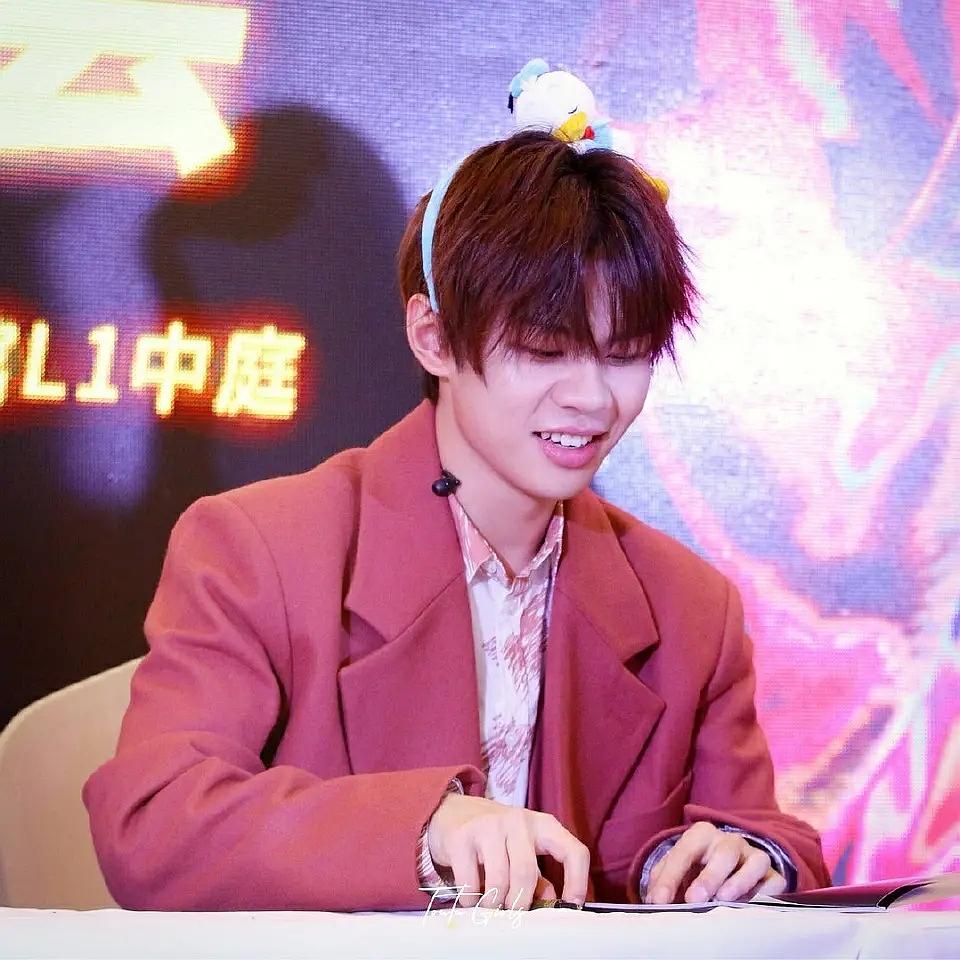 王晨艺粉丝这是搬了整个头饰店过来吗