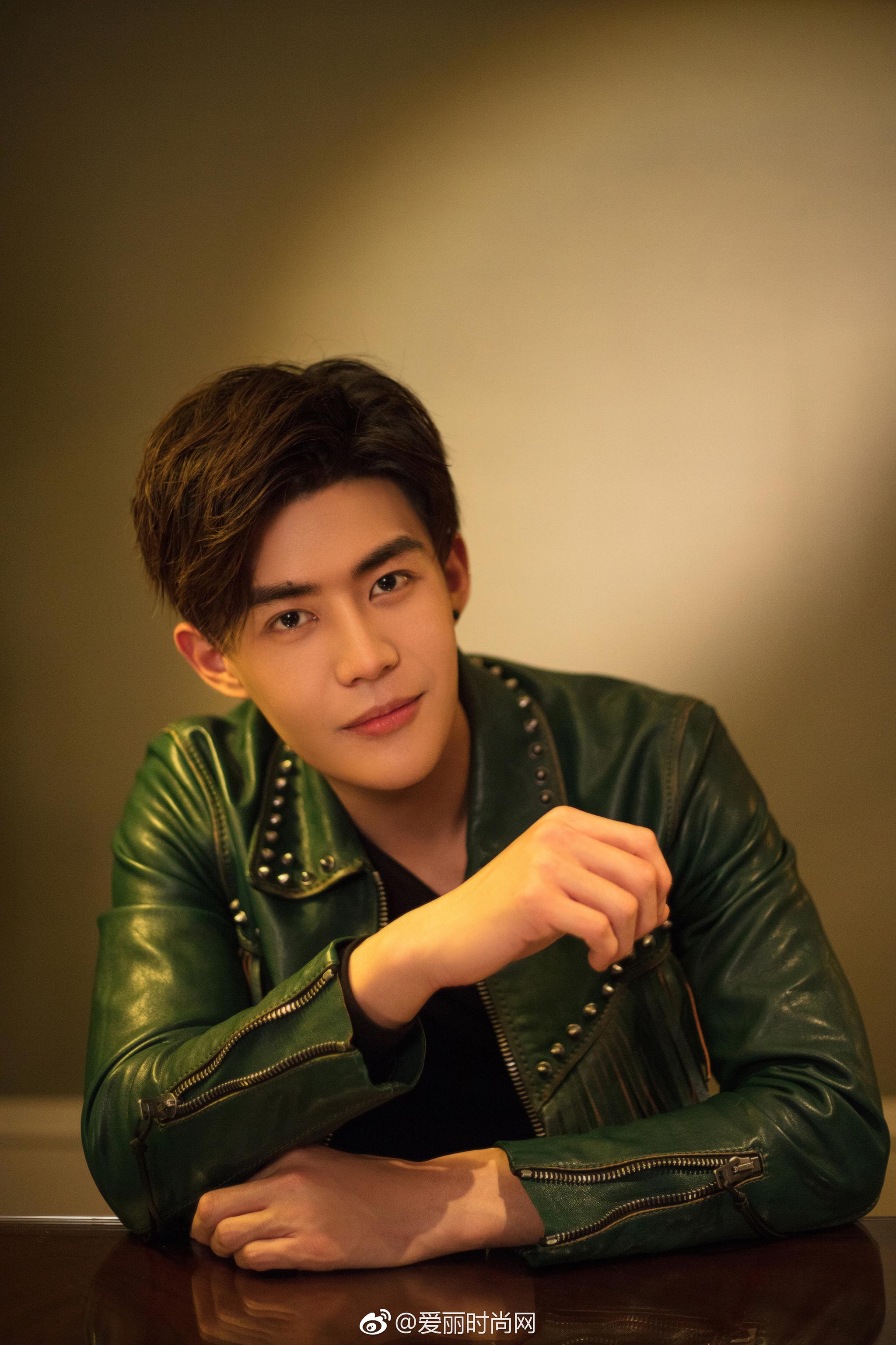 昨晚,演员@于济玮fighting 帅气亮相coach 2019早秋系列大秀