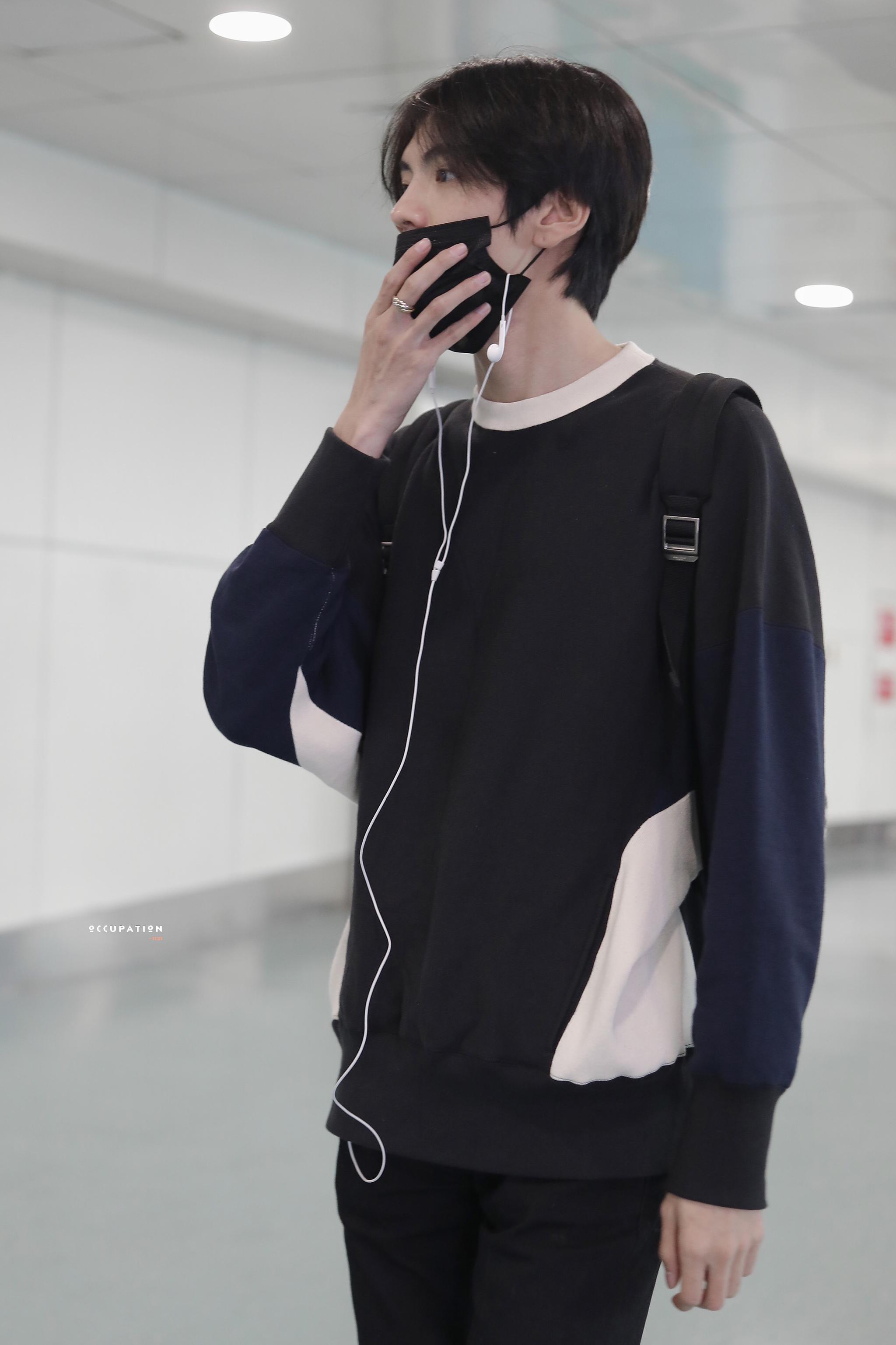 毕雯珺机场路透 大连北京 今日份一身黑色look 格子双肩包的毕学