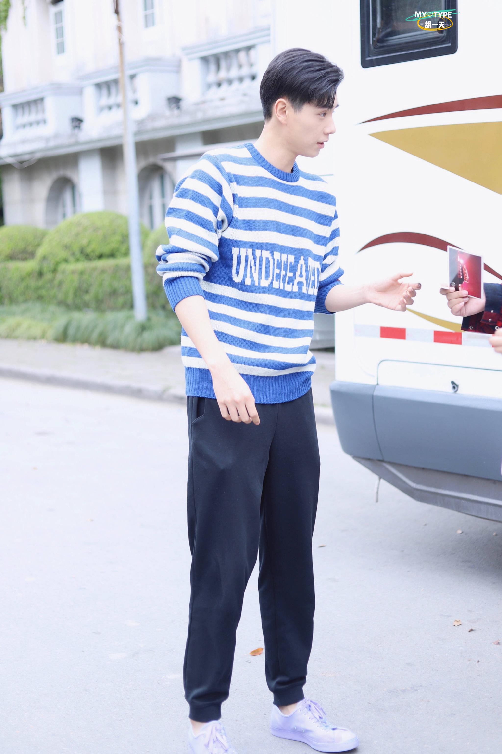 紫色鞋,这个蓝朋友也太帅了,今天又是为路垚心动的一天~ @胡一天啊