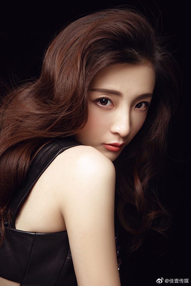 厉蔺菲曝光春日写真 黑白造型展现多面个性
