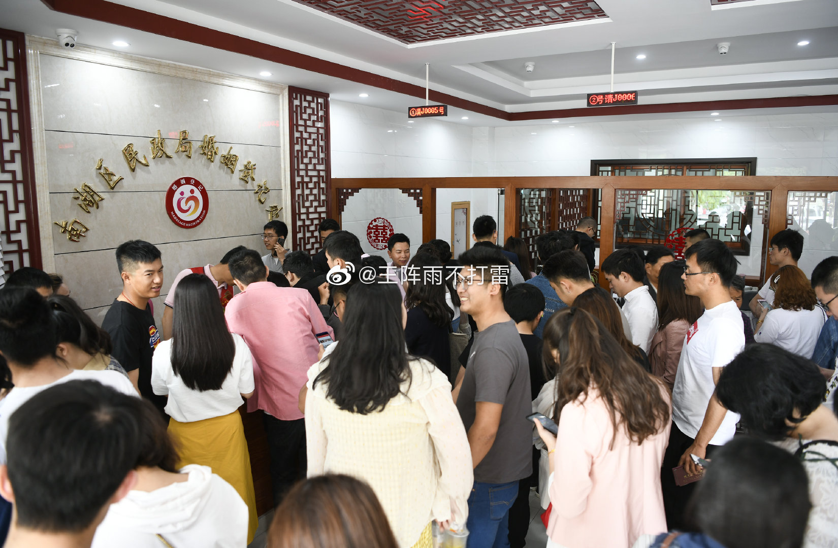 嘉兴市阳光家庭社工事务所在南湖区民政局婚姻登记处承办"情系520