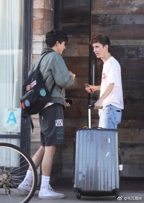 戳爷troyesivan和男友jacobbixenman当街拥吻好甜鸭