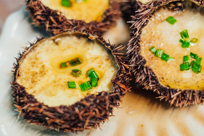 吃完大小海鲜,再享用鲜美的海胆蒸蛋与每餐不能缺少的解腻蔬菜四季豆