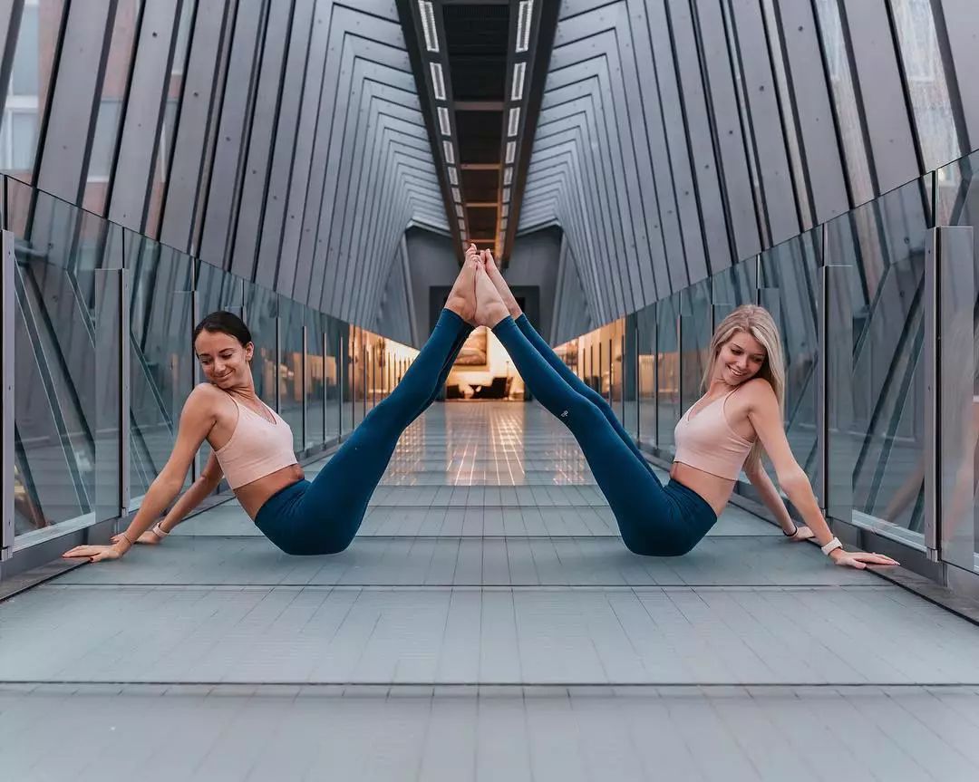 当女生练起双人瑜伽这体式的搭配真是美的动人心魄