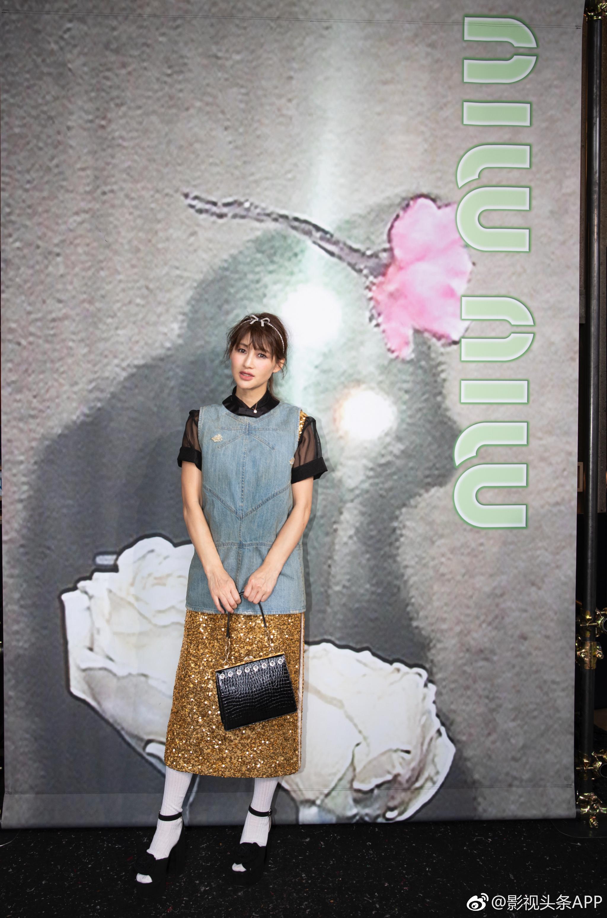 陈燃ran    身穿牛仔衫,搭配金色亮片长裙,摩登前卫随性洒脱,迷人