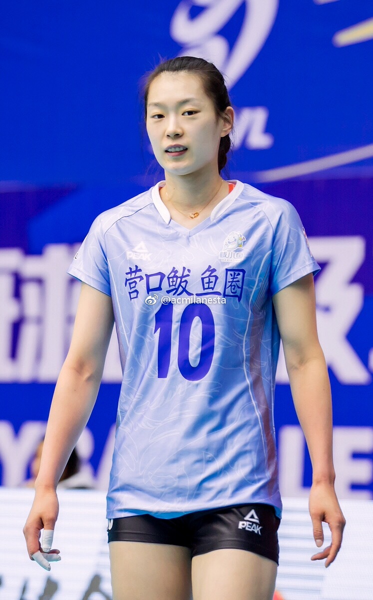 辽宁女排首发阵容:主攻:段放,林芯羽;副攻:胡铭媛,王路加;接应:王美懿