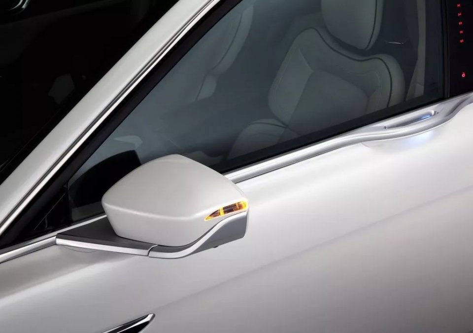 另外电动车门可以实现独有的"破冰系统"——寒冷地方的清晨,车门可能