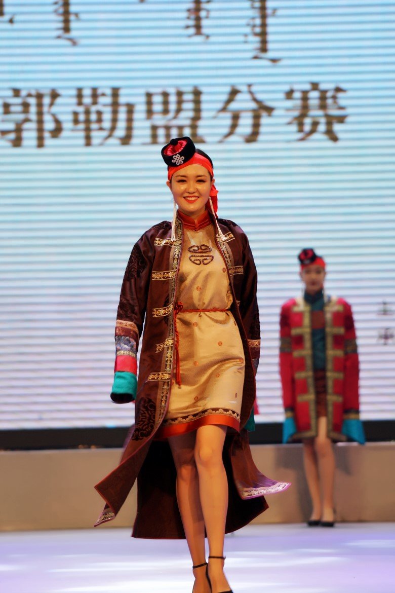蒙古族服装服饰艺术节,蒙古袍华丽变身,怪不得网红都喜欢穿|内蒙古_新浪新闻