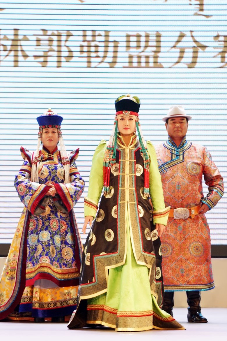 蒙古族服装服饰艺术节,蒙古袍华丽变身,怪不得网红都喜欢穿|内蒙古_新浪新闻