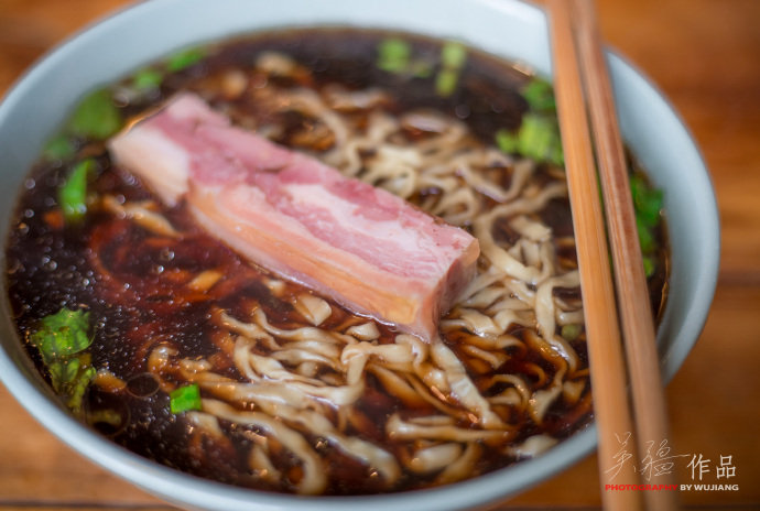 镇江西津渡一眼望千年逛古街别忘了来一碗肴肉锅盖面