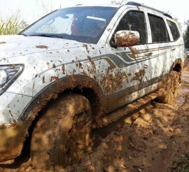 开车遇上下雨天,轮子甩泥全车身,教你一笨招,车开千里不喷泥-新浪汽车