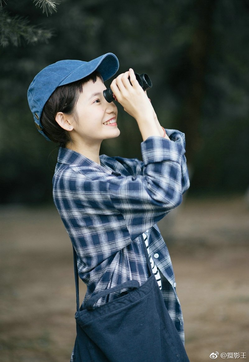 英伦风短发少女棒球帽格子衬衫清爽丽人写真集