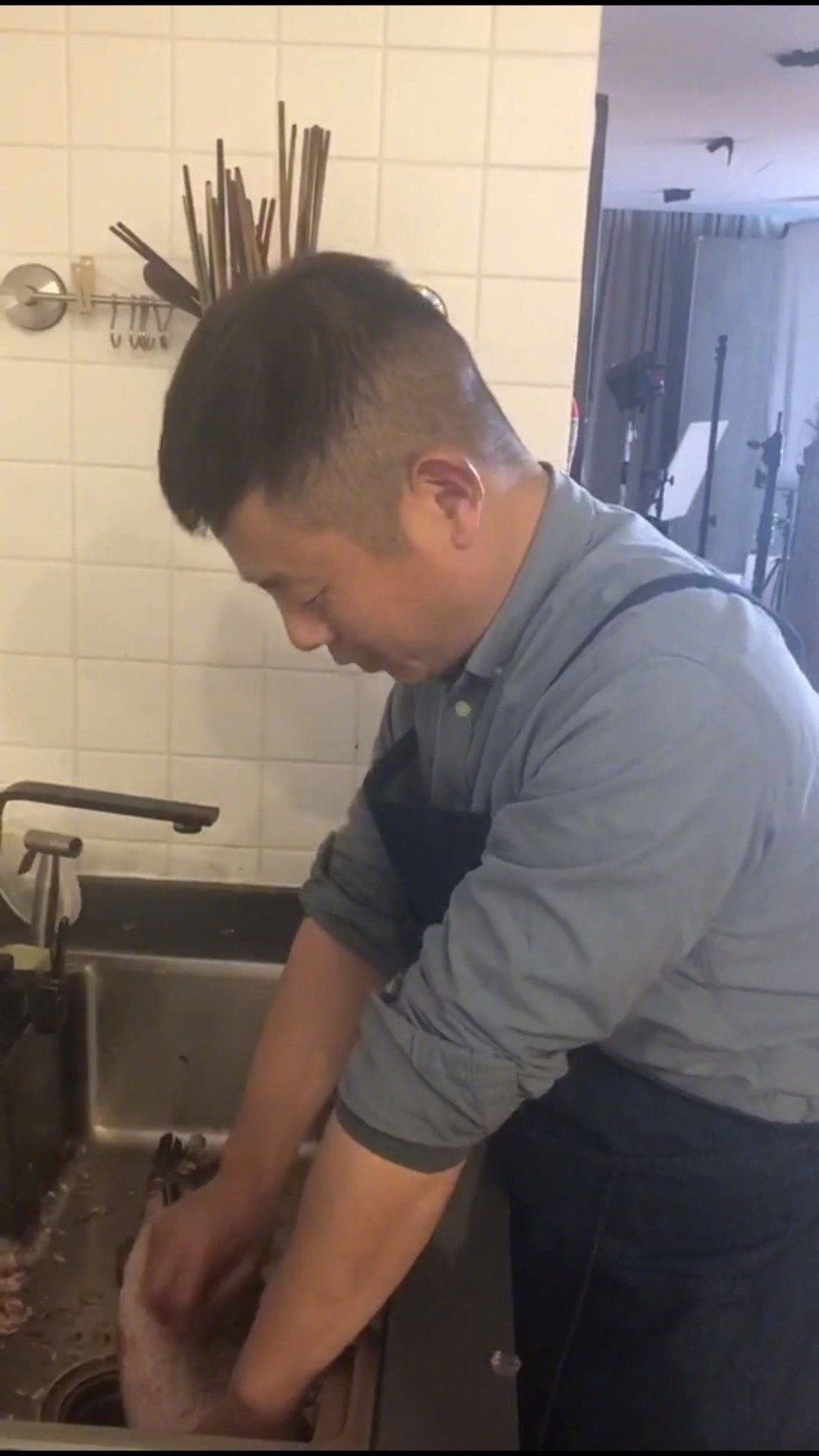 今天火哥火筵家常火花石要回家来棚拍火哥要做水煮鱼啦