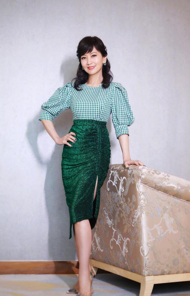 看了赵雅芝私服穿搭,终于知道什么是优雅,四十岁女人穿衣就学她