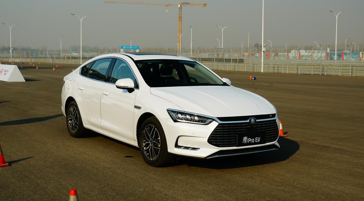 宋楠专业赛道测试比亚迪秦proev500电动汽车