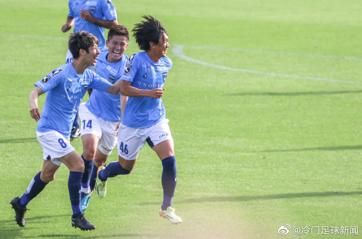 横滨fc2:1东京绿茵.现年41岁的中村俊辅禁区外围抽射建功