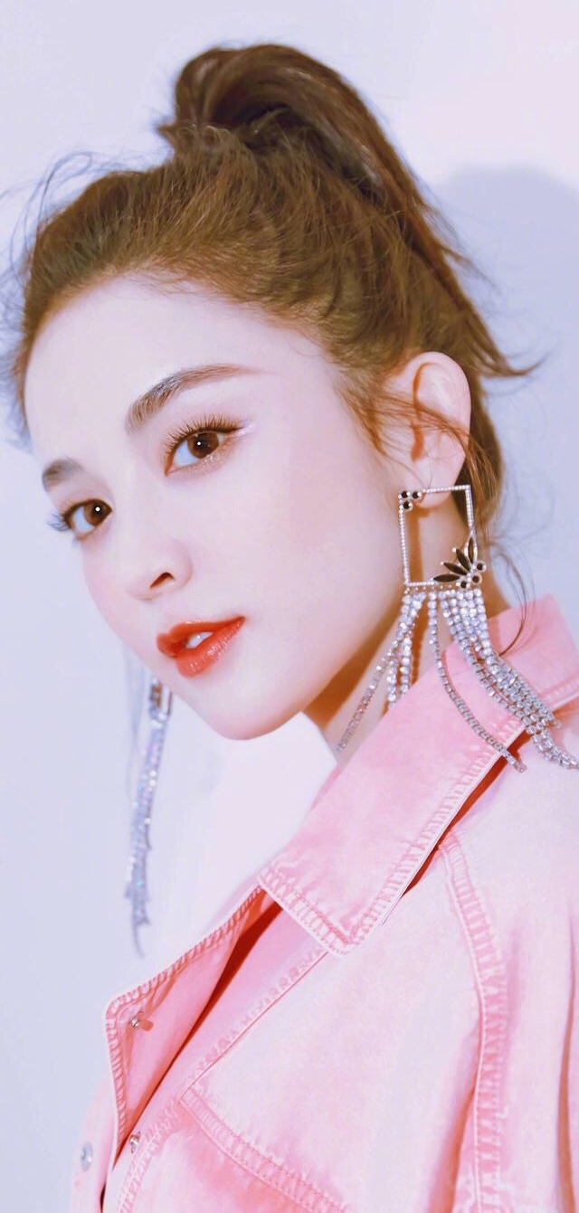 古力娜扎 粉色连体衣明媚又灿烂,流苏耳环配红唇