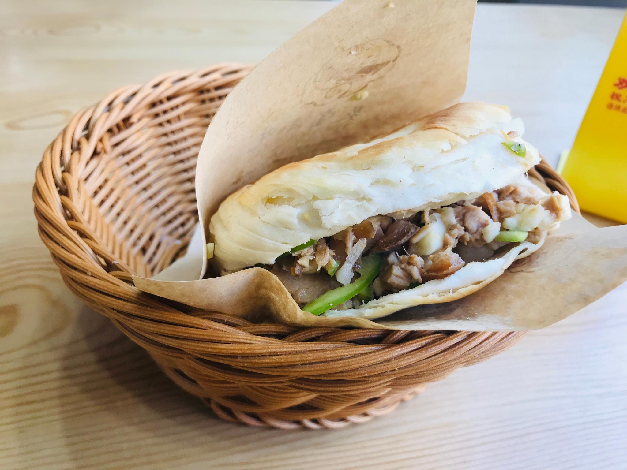 中午来吃灵宝特色美食:羊肉糊卜 肉夹馍