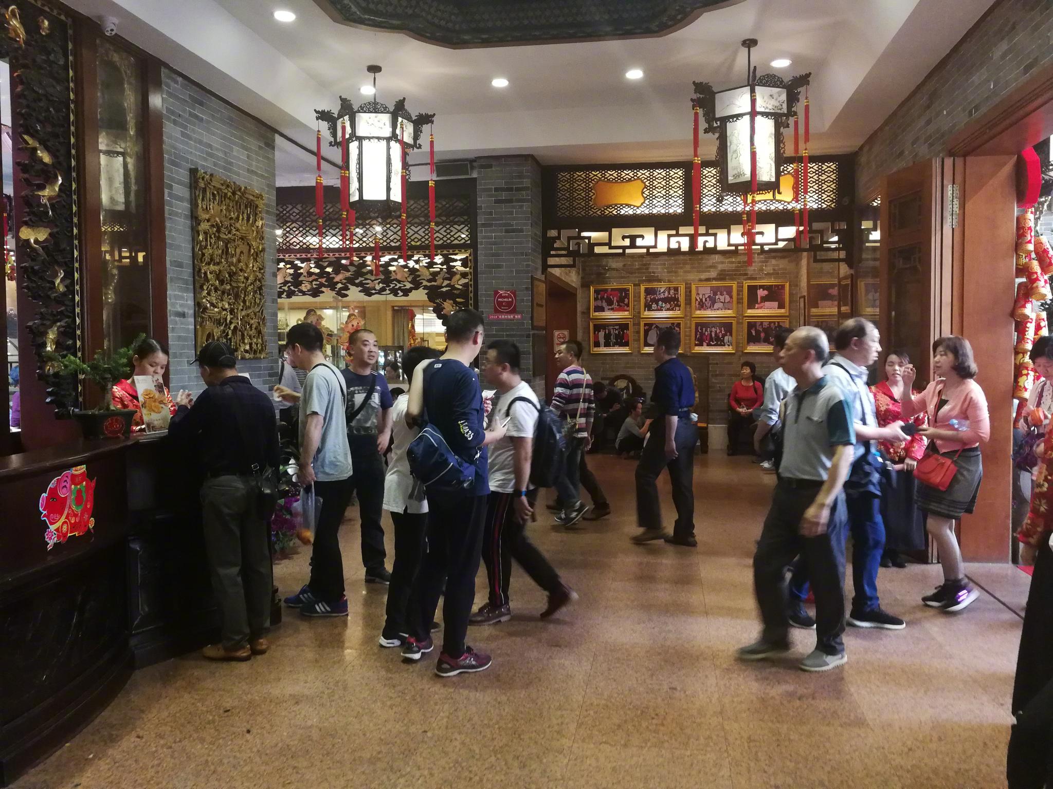 泮溪酒家,相连风光旖旎的荔湾湖公园