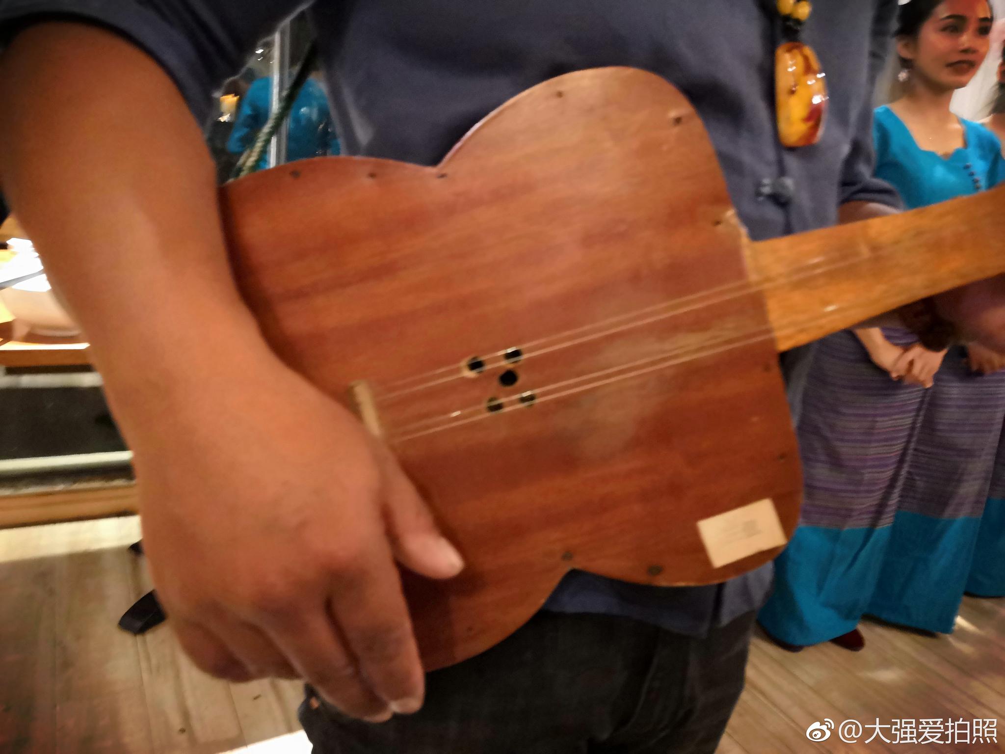 图中这位布朗族小伙叫岩的,能歌善舞,会弹布朗三弦琴_新浪新闻