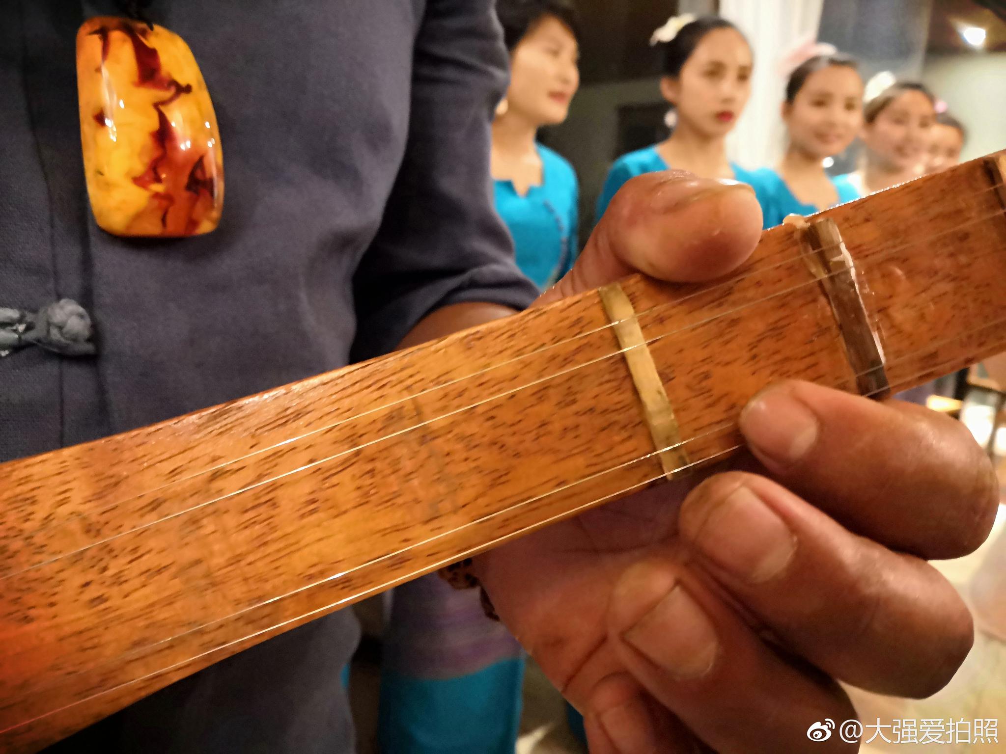 图中这位布朗族小伙叫岩的，能歌善舞，会弹布朗三弦琴_新浪新闻