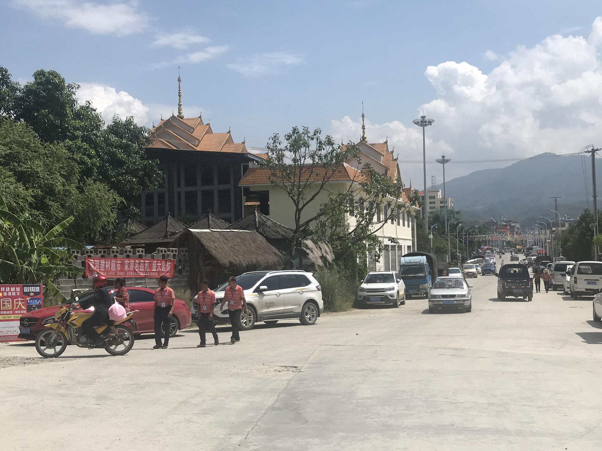 梁河县城的农家乐 真么多