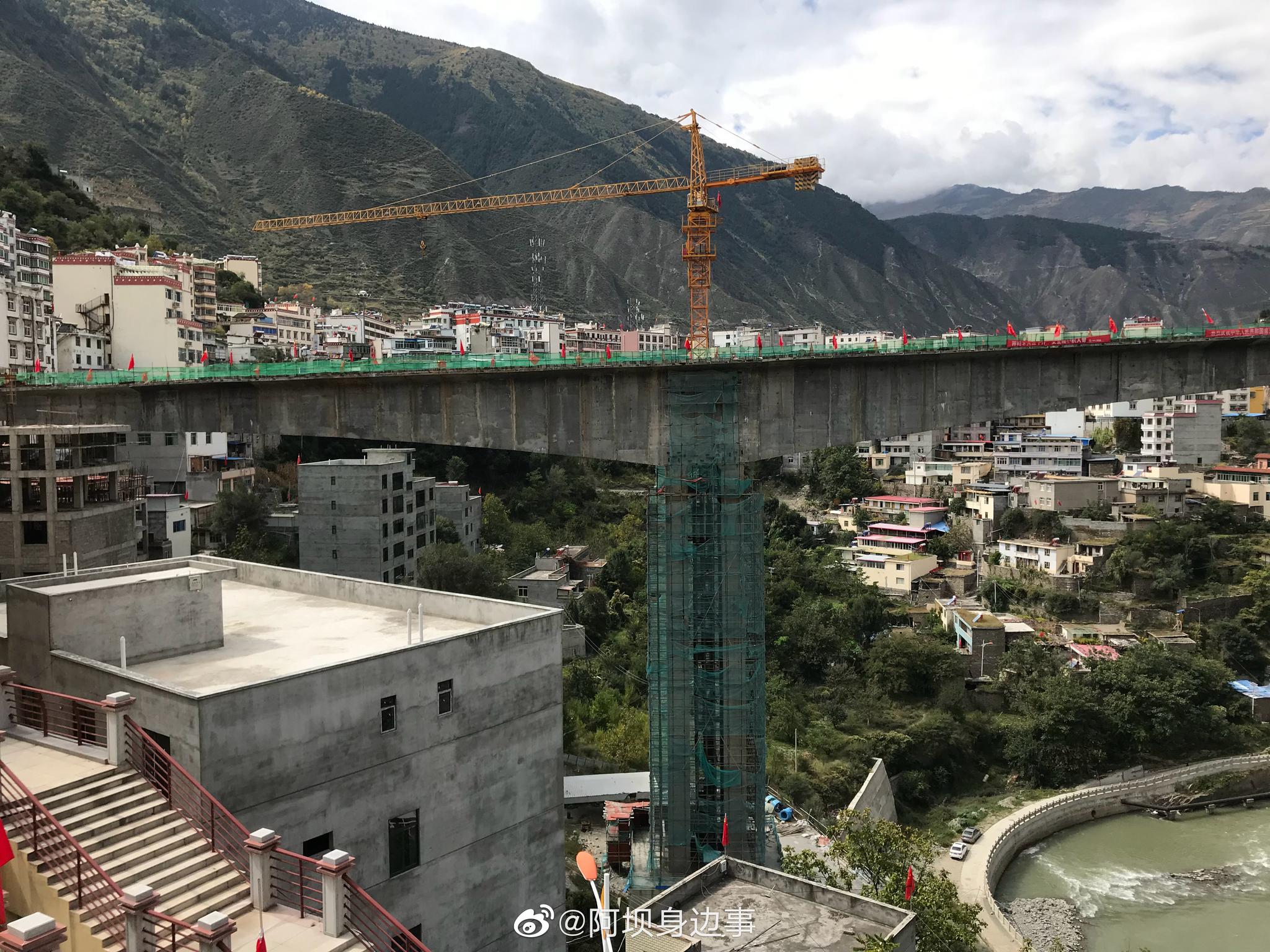 修建中的跨河大桥