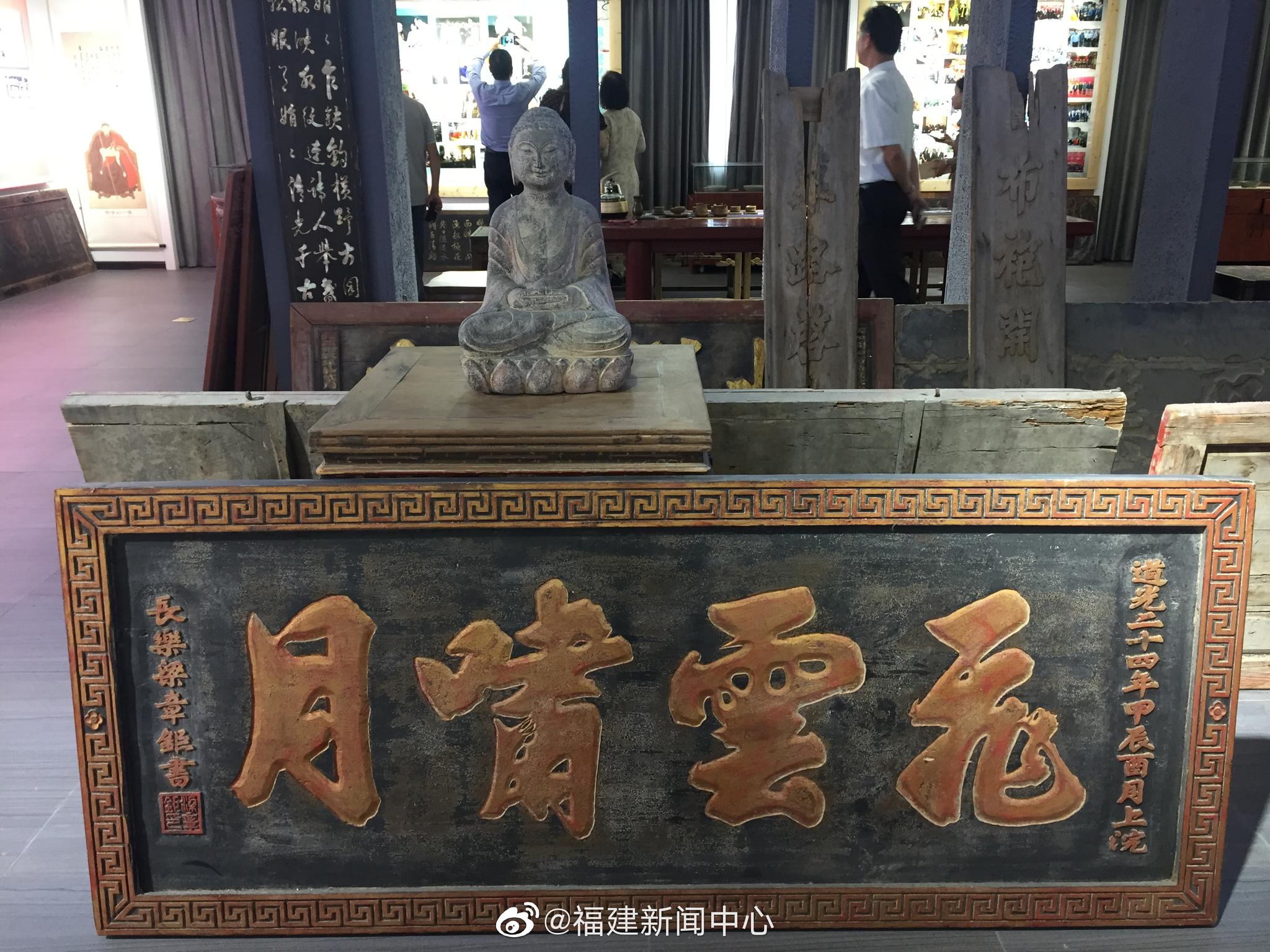 福清黄檗文化促进会中陈列着黄檗文化相关的书籍,物件等