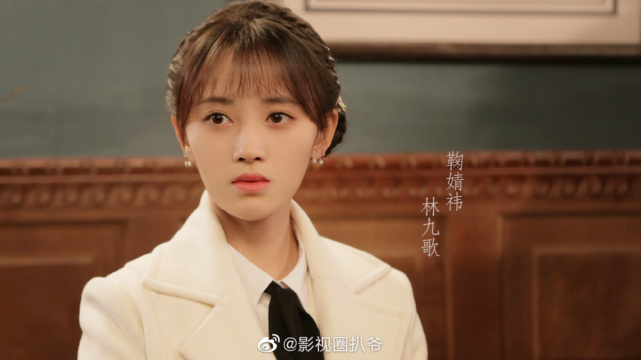 自然是鞠婧祎在电视剧《请赐我一双翅膀》中所饰演的林九歌西装造型最