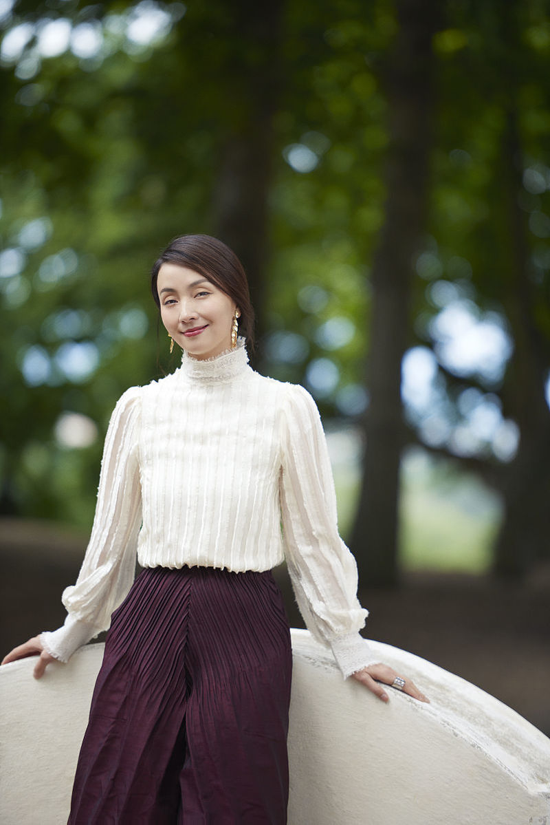 47岁小陶虹曝光生日大片,透视长袖 枣红长裙,尽显女人幸福本色