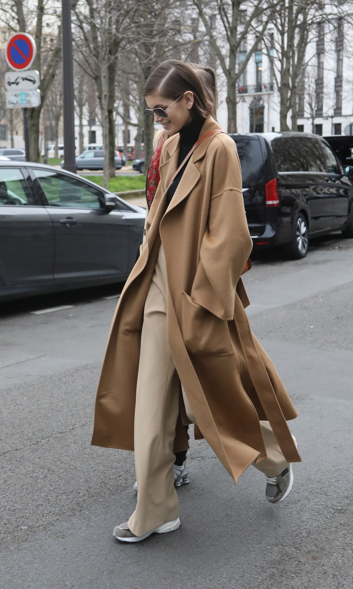 kaia gerber 巴黎街拍,这驼色大衣和阔腿裤看起来质感都非常棒!