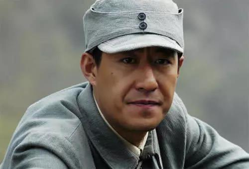 娶小13岁娇妻,结婚6年生3个孩子,片约不断,屏幕硬汉