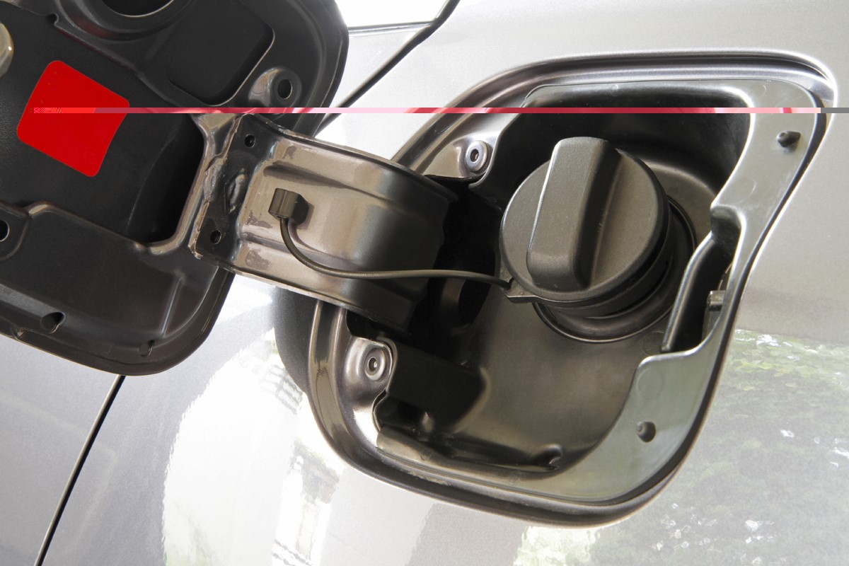 二师兄玩车 | 都说铁质油箱比塑料油箱安全,你信吗?-新浪汽车