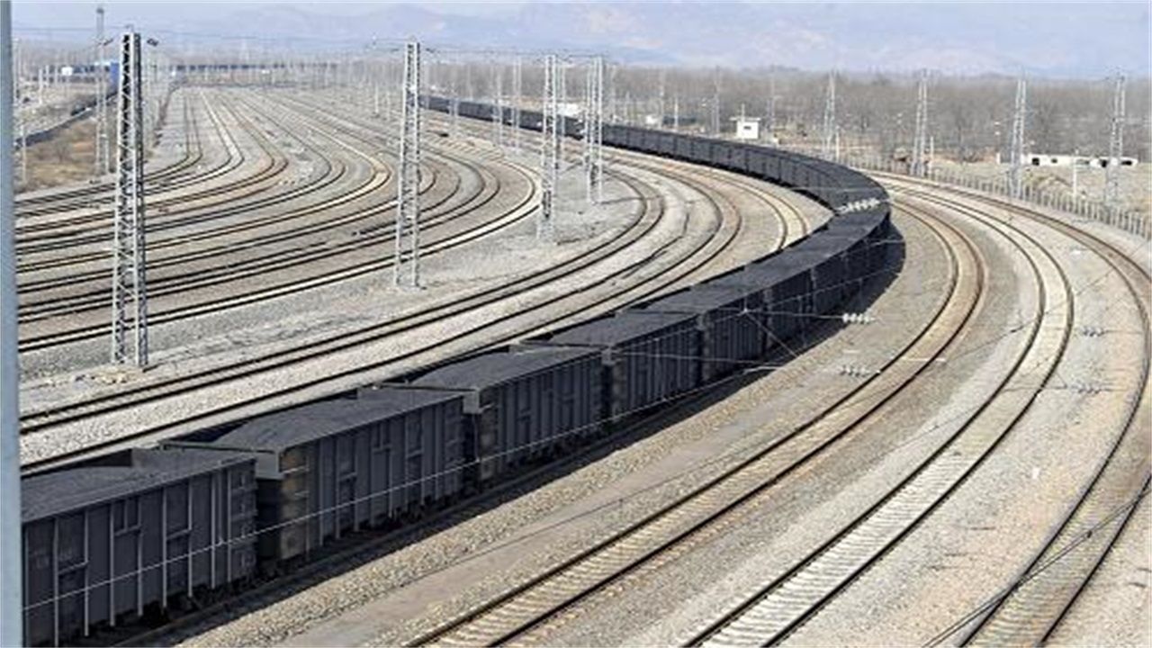 我国最长的火车4千米长320节车厢走一个小时也走不到头